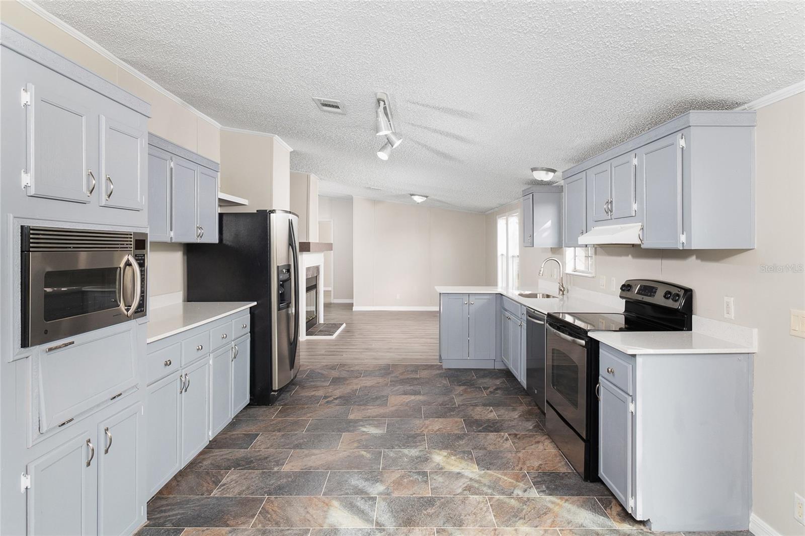 9155 WOOD TERRACE DR, TAMPA, FL, 33637