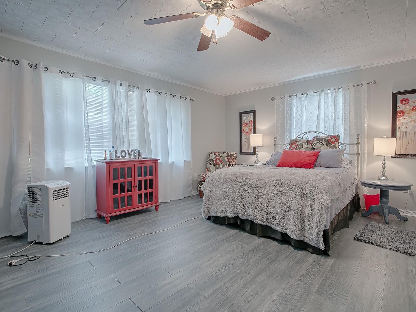 107 S IONA AVE, FRUITLAND PARK, FL, 34731