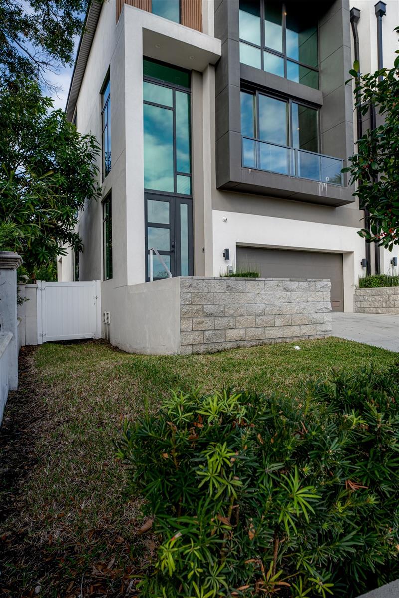 98 W DAVIS BLVD, TAMPA, FL, 33606