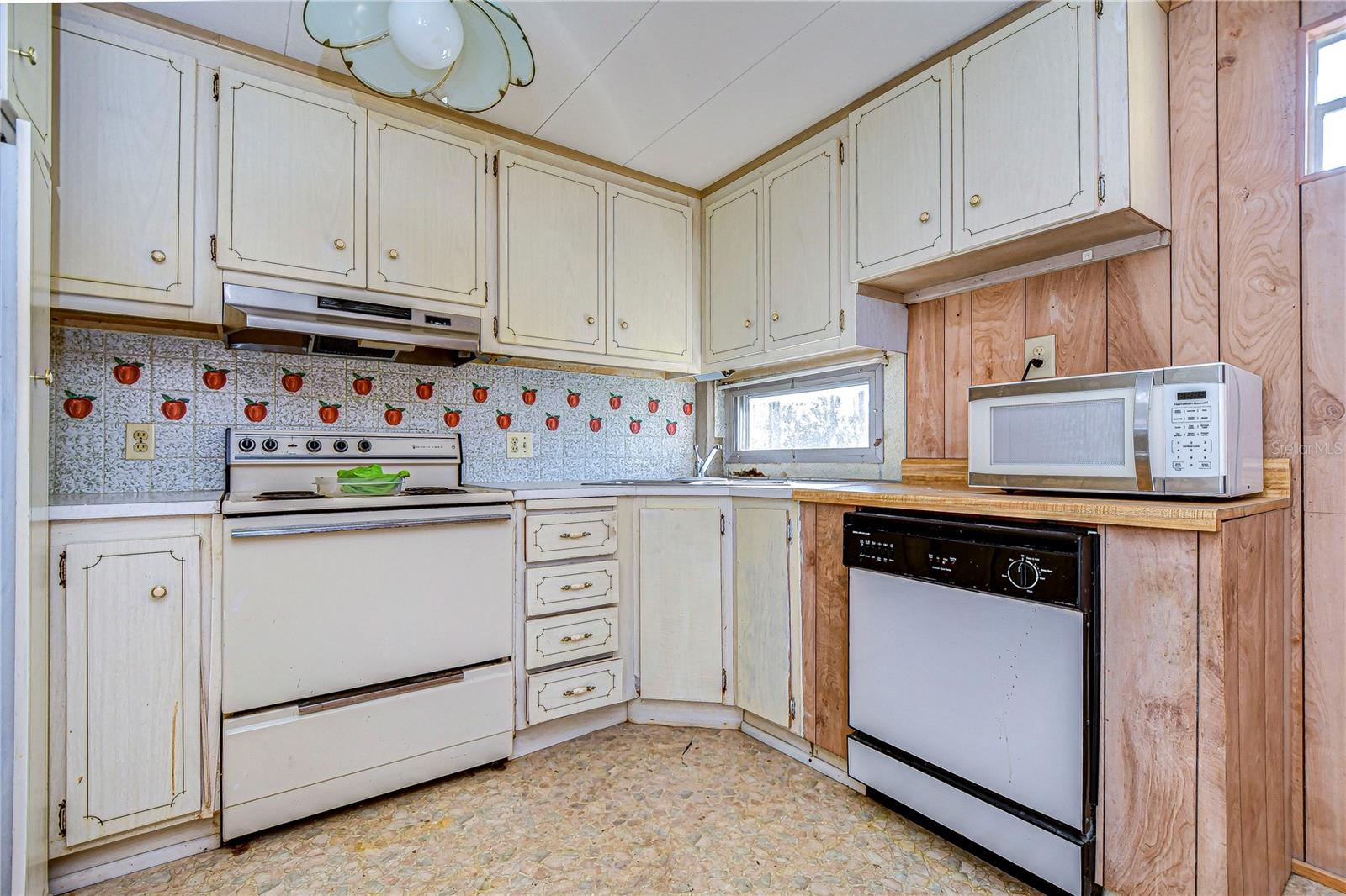 6021 RIDGEWOOD DR, ZEPHYRHILLS, FL, 33542
