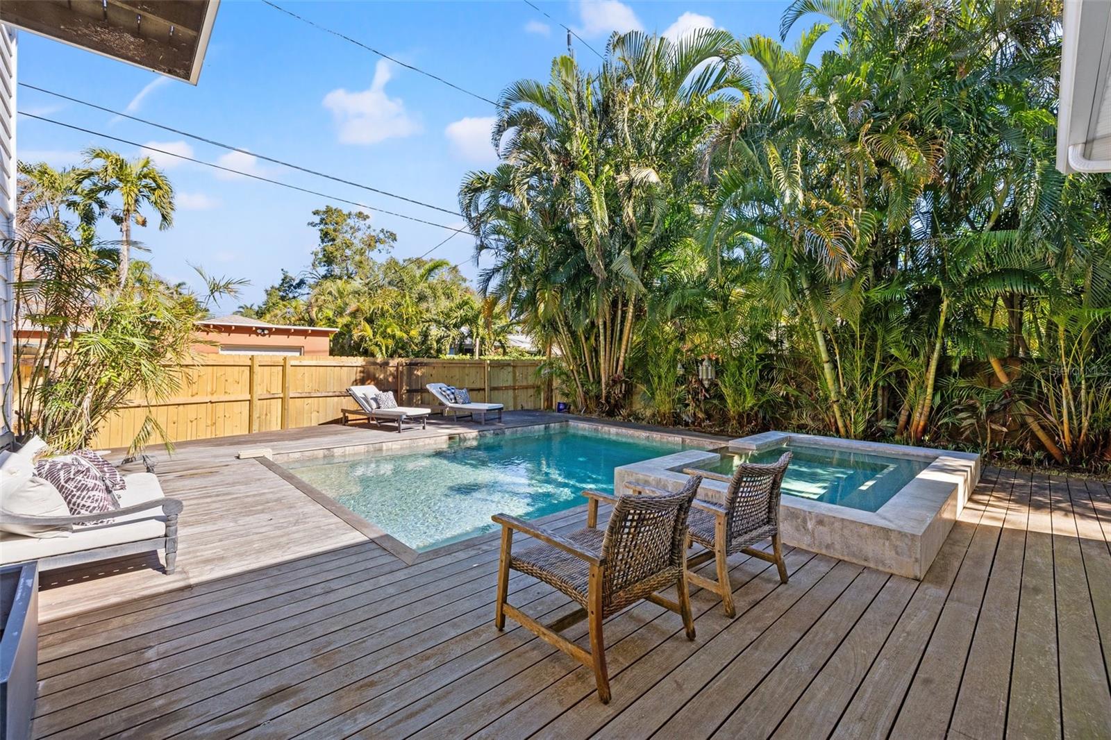 425 20TH AVE NE, ST PETERSBURG, FL, 33704