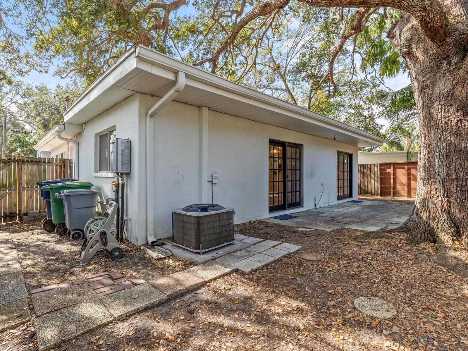 3211 W OAKELLAR AVE, TAMPA, FL, 33611
