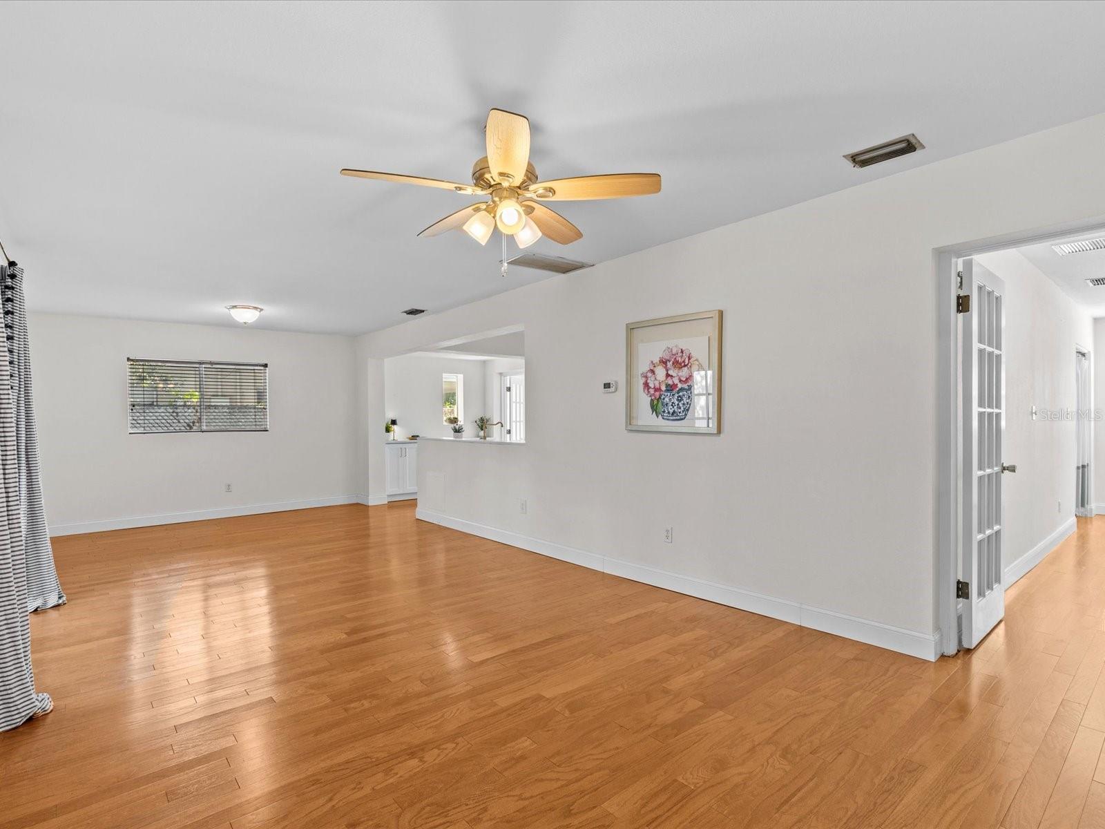 3211 W OAKELLAR AVE, TAMPA, FL, 33611