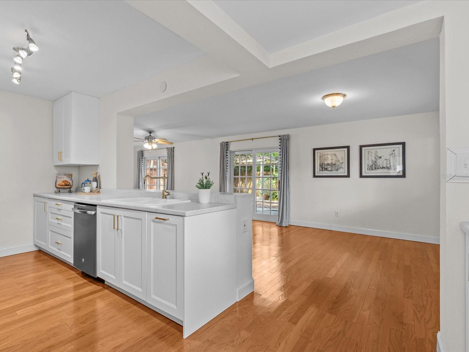 3211 W OAKELLAR AVE, TAMPA, FL, 33611