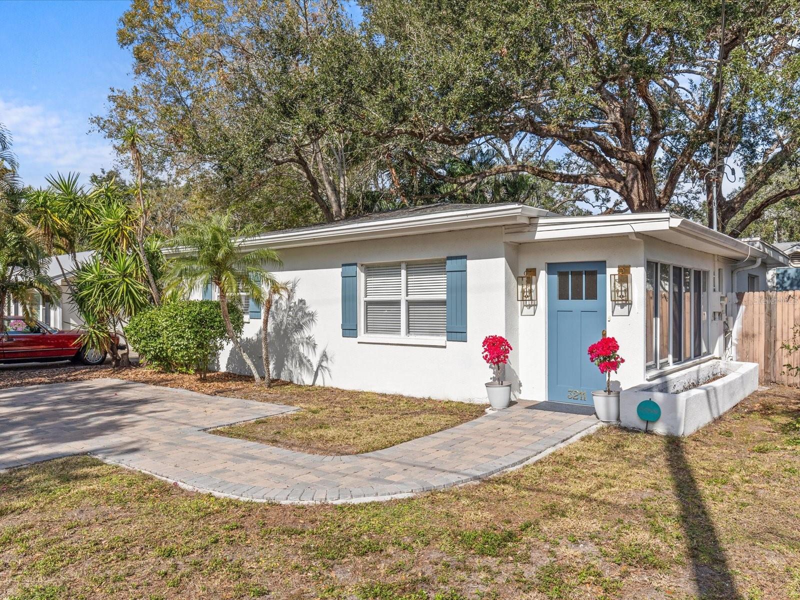 3211 W OAKELLAR AVE, TAMPA, FL, 33611