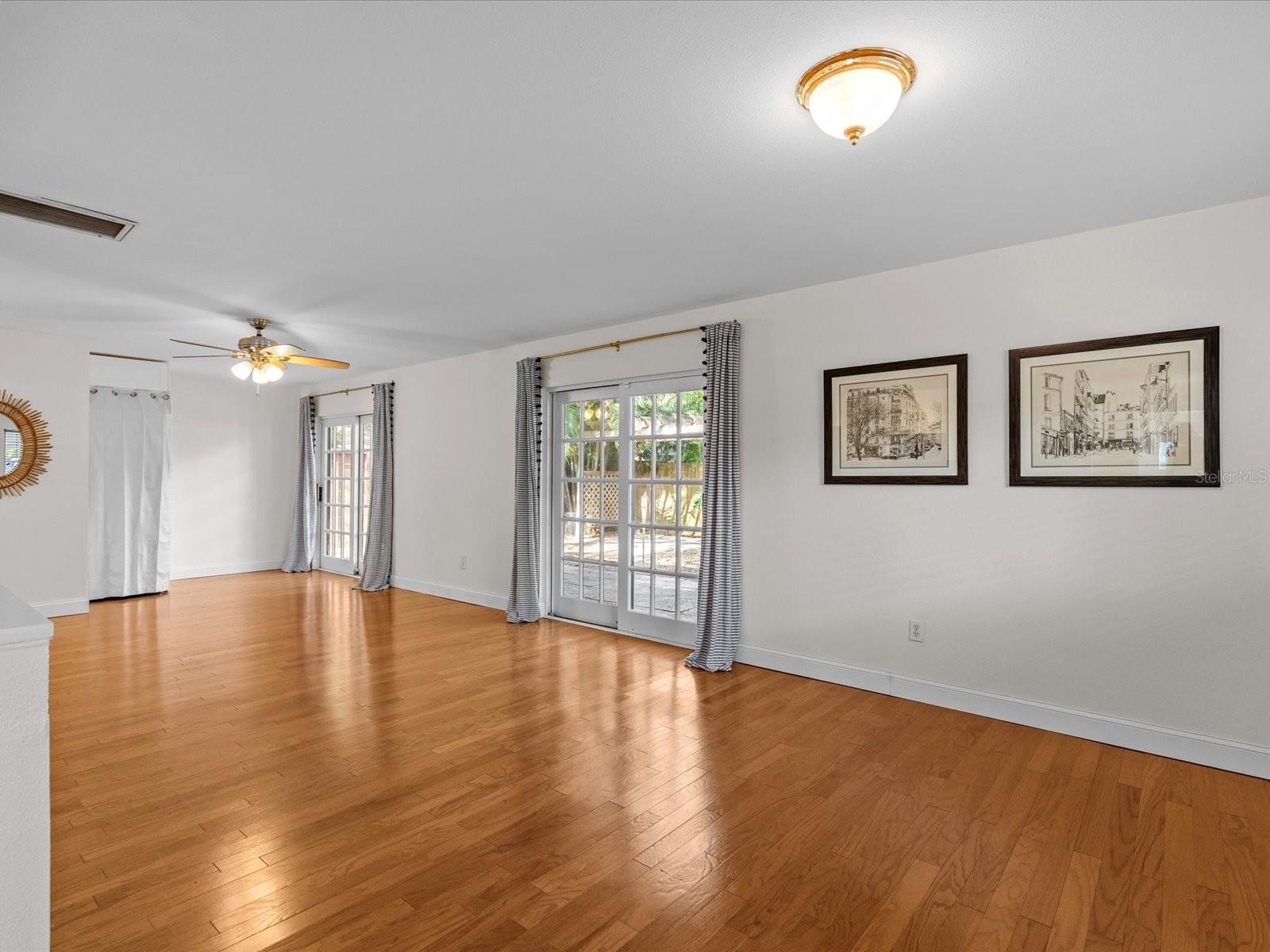 3211 W OAKELLAR AVE, TAMPA, FL, 33611