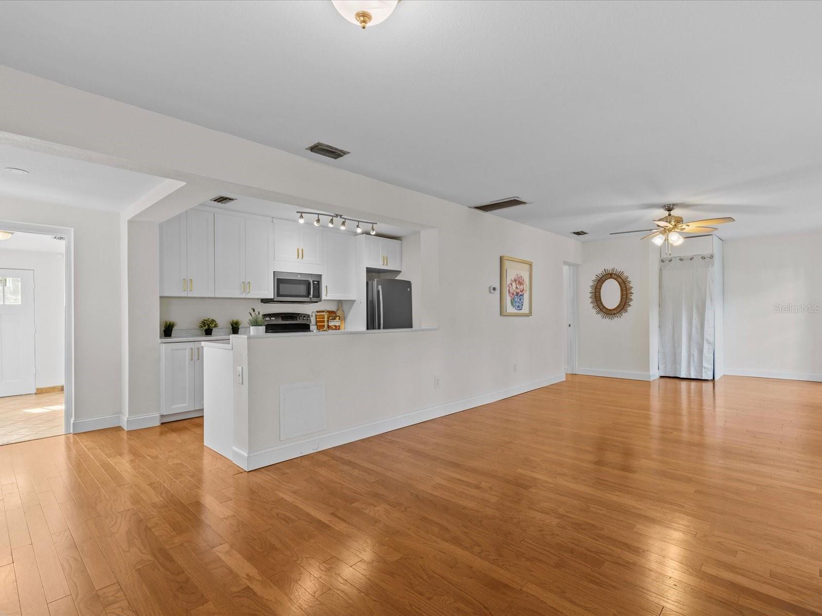3211 W OAKELLAR AVE, TAMPA, FL, 33611