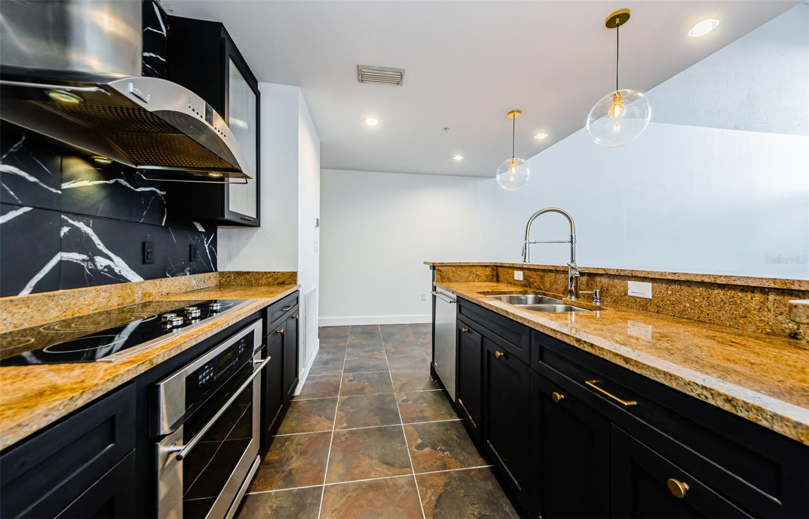 1002 CHANNELSIDE DR #3C, TAMPA, FL, 33602