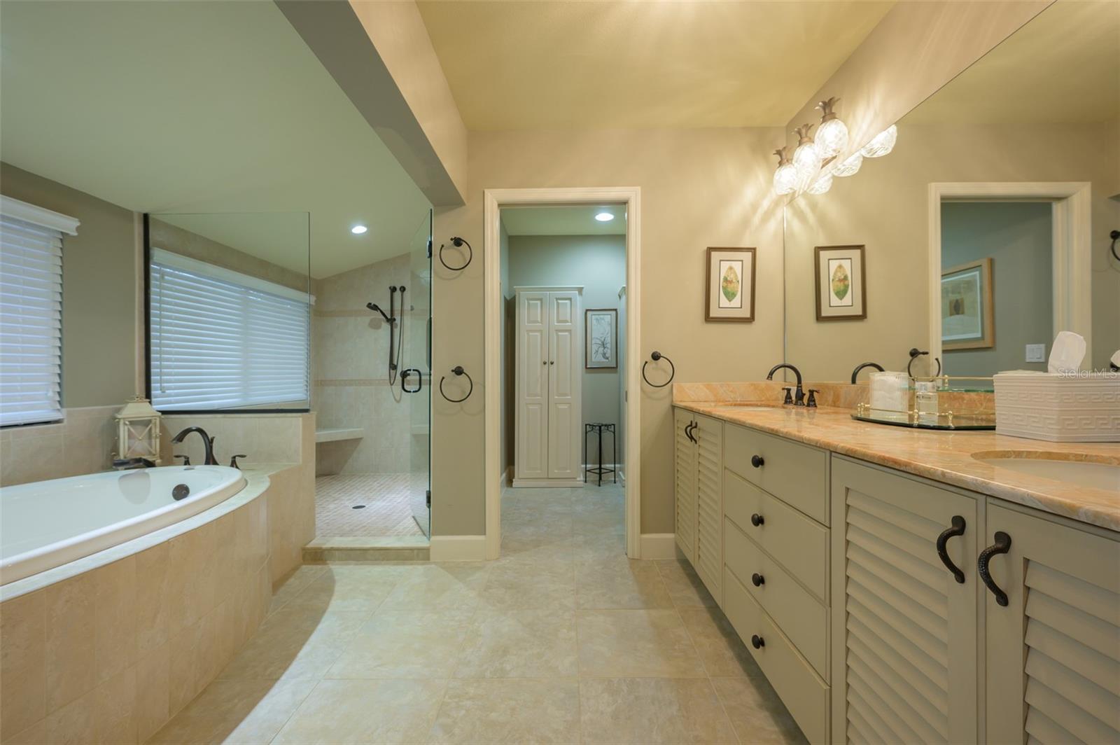 716 TROPICAL CIR, SARASOTA, FL, 34242