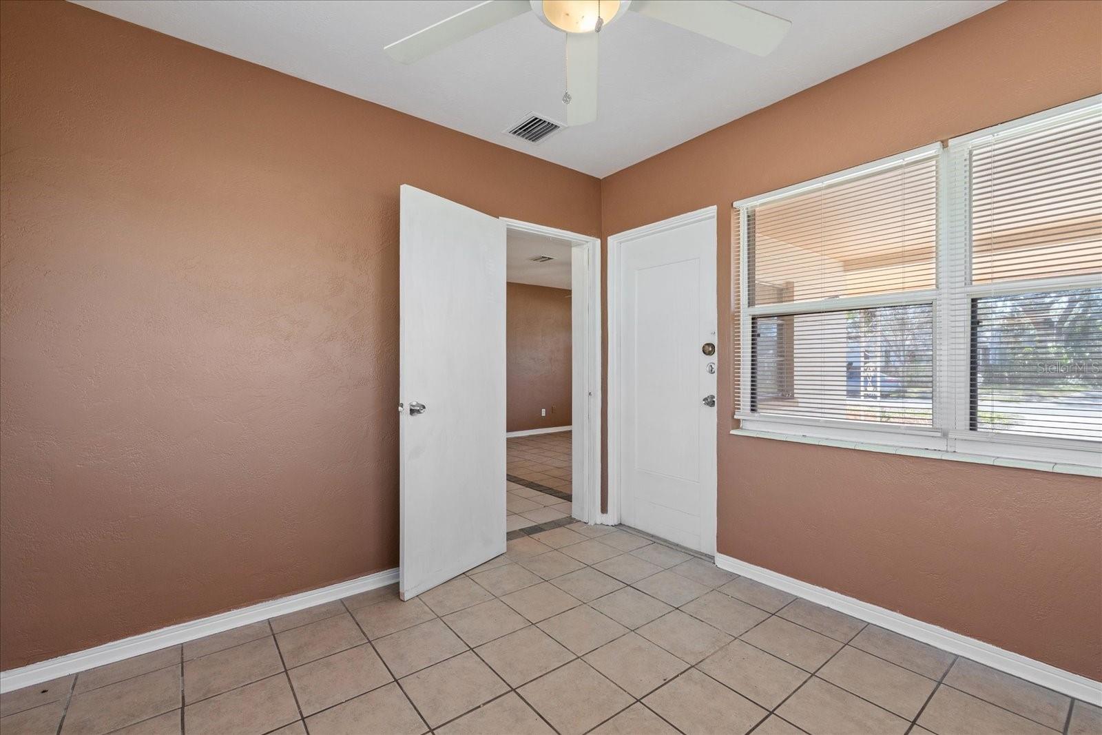 601 61ST AVE NE, ST PETERSBURG, FL, 33703