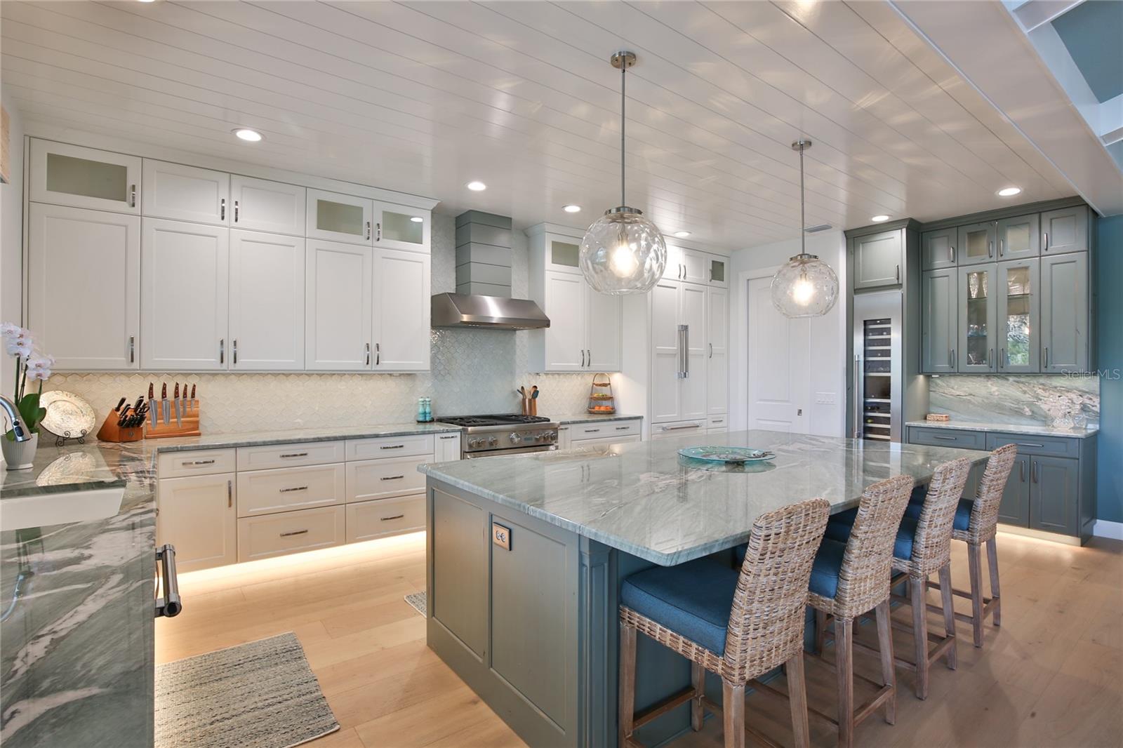 262 ISLAND CIR, SARASOTA, FL, 34242