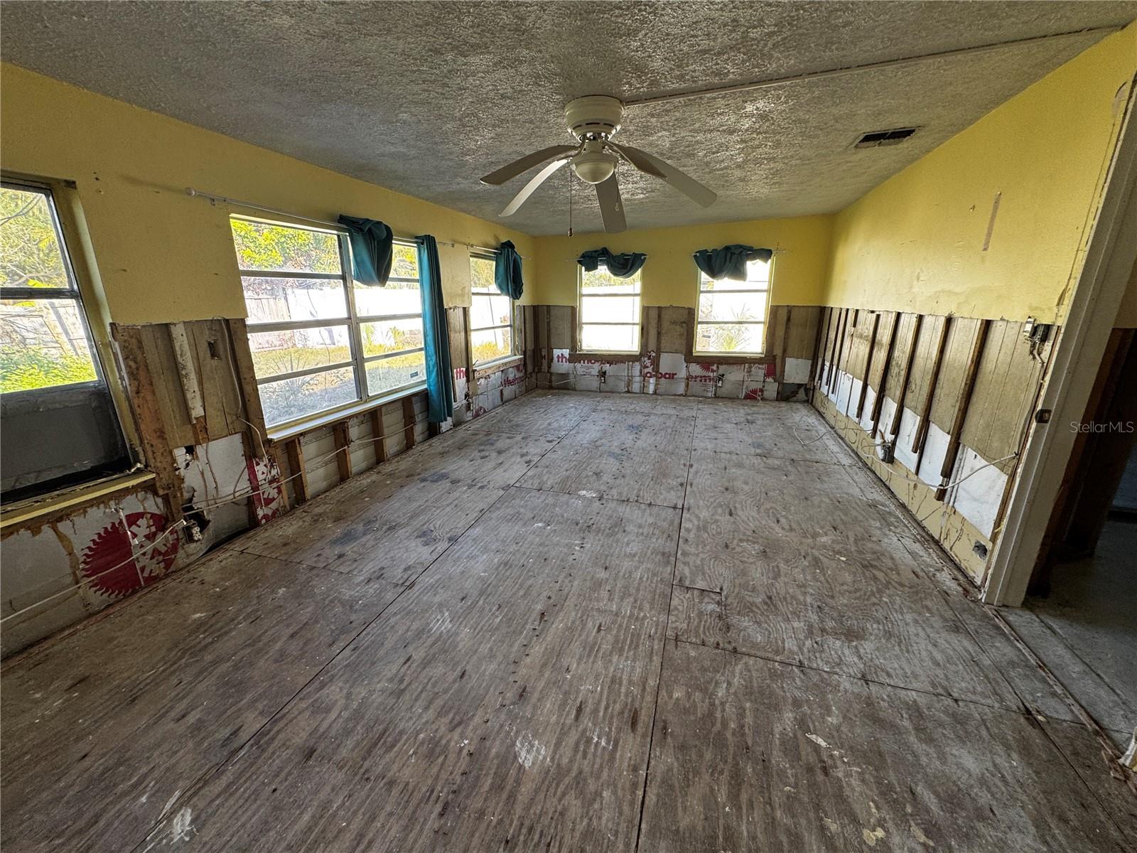 4000 HUNTINGTON ST NE, ST PETERSBURG, FL, 33703