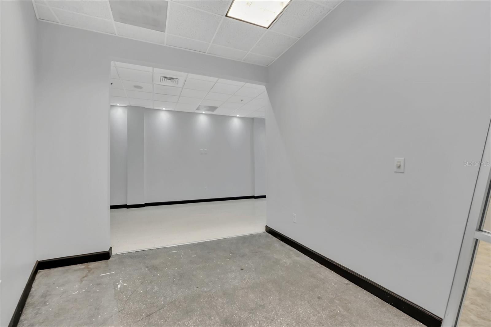 6881 KINGSPOINTE PKWY #17, ORLANDO, FL, 32819