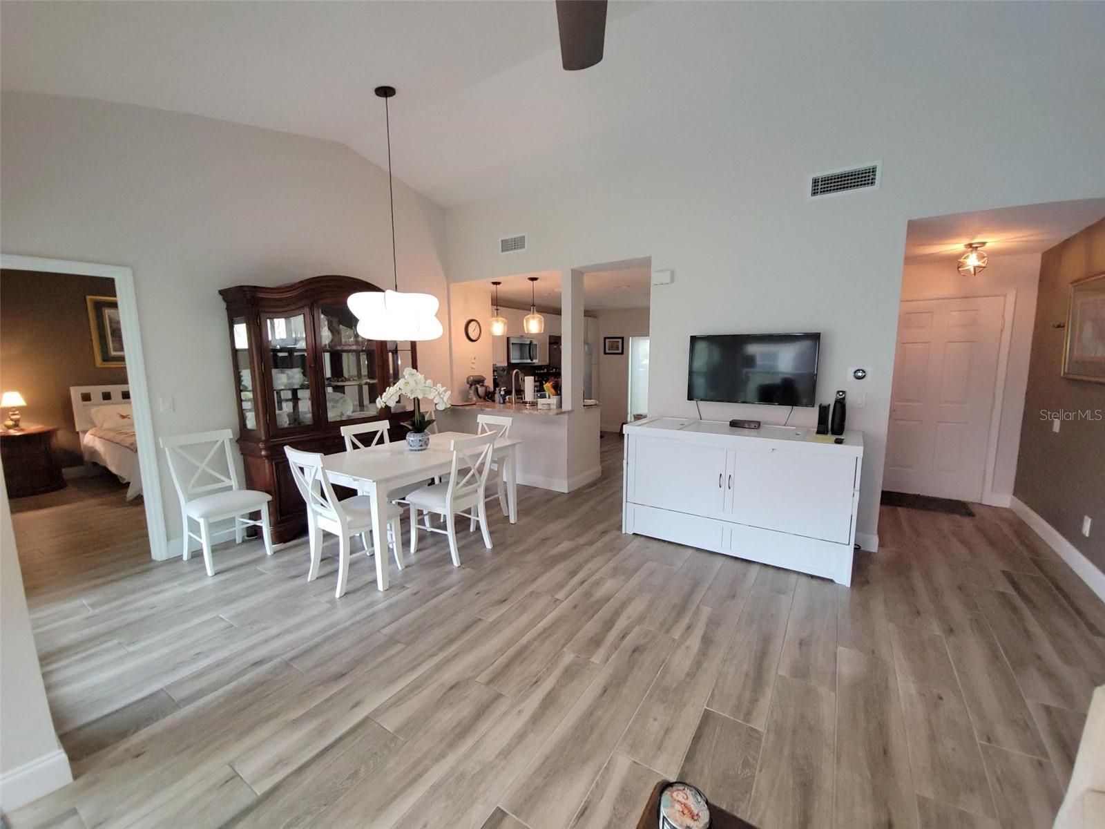 562 ANDORRA CIR NE #562, ST PETERSBURG, FL, 33703