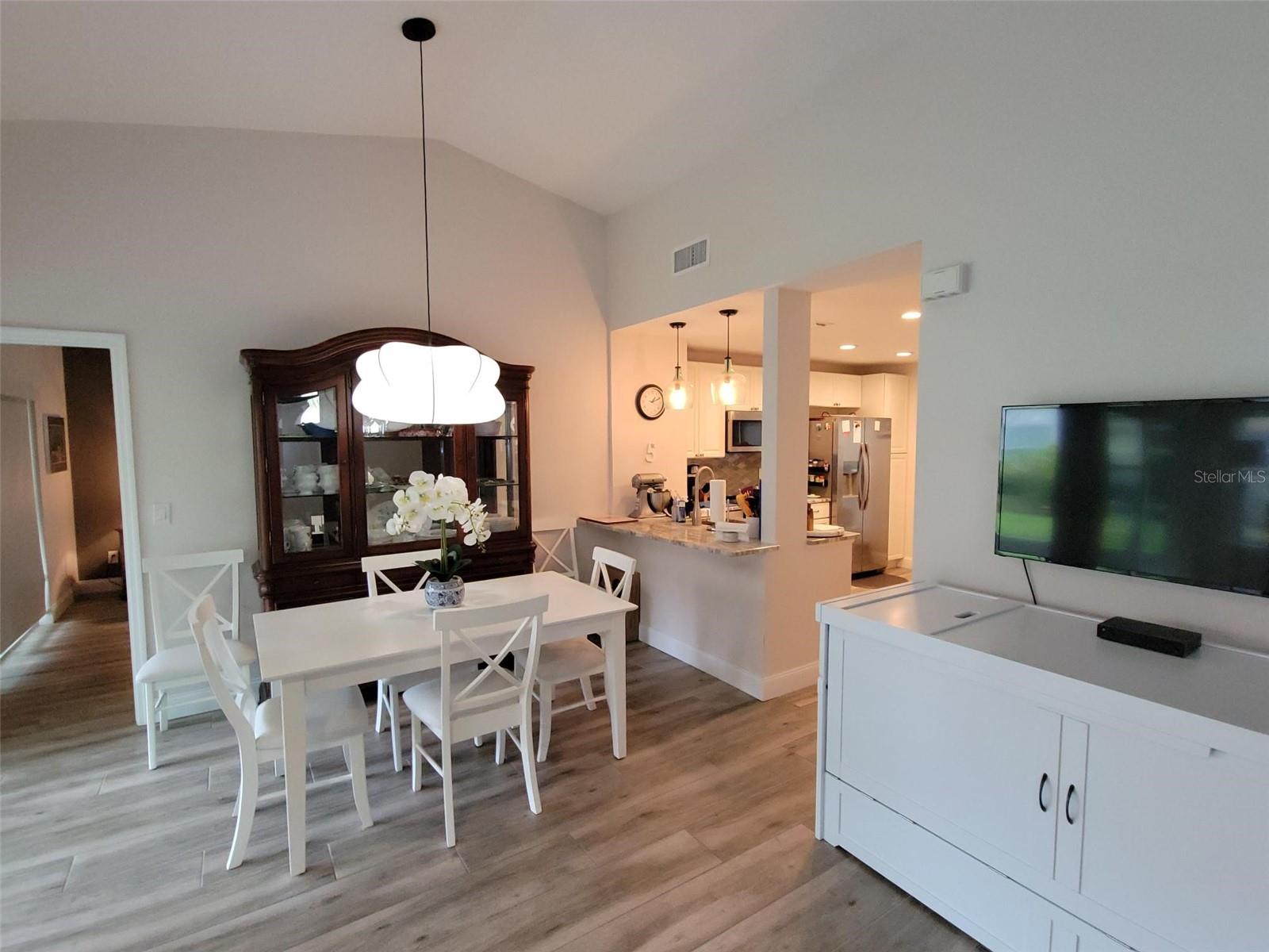 562 ANDORRA CIR NE #562, ST PETERSBURG, FL, 33703