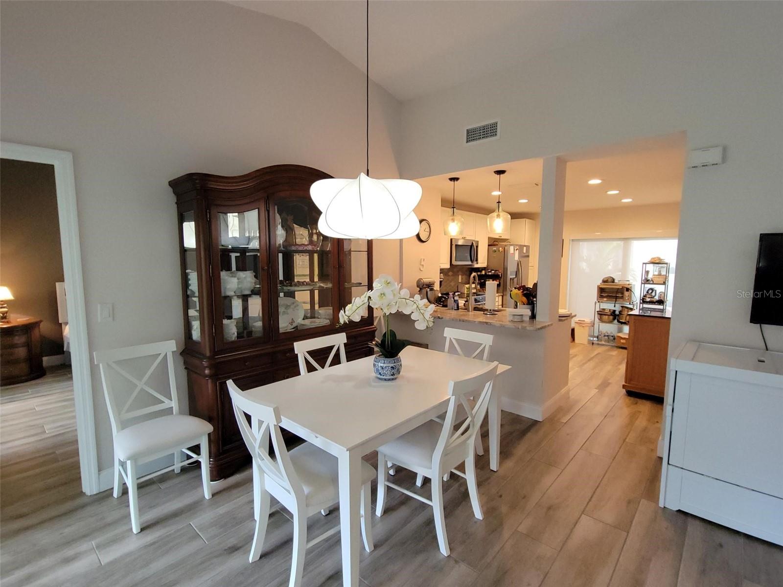 562 ANDORRA CIR NE #562, ST PETERSBURG, FL, 33703