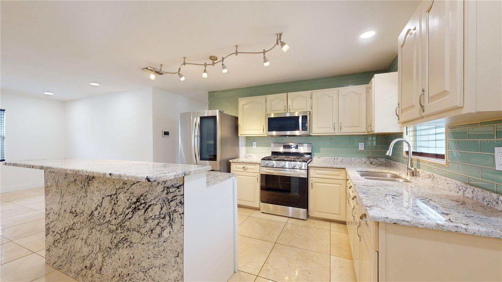 1130 QUEEN ST N, ST PETERSBURG, FL, 33713