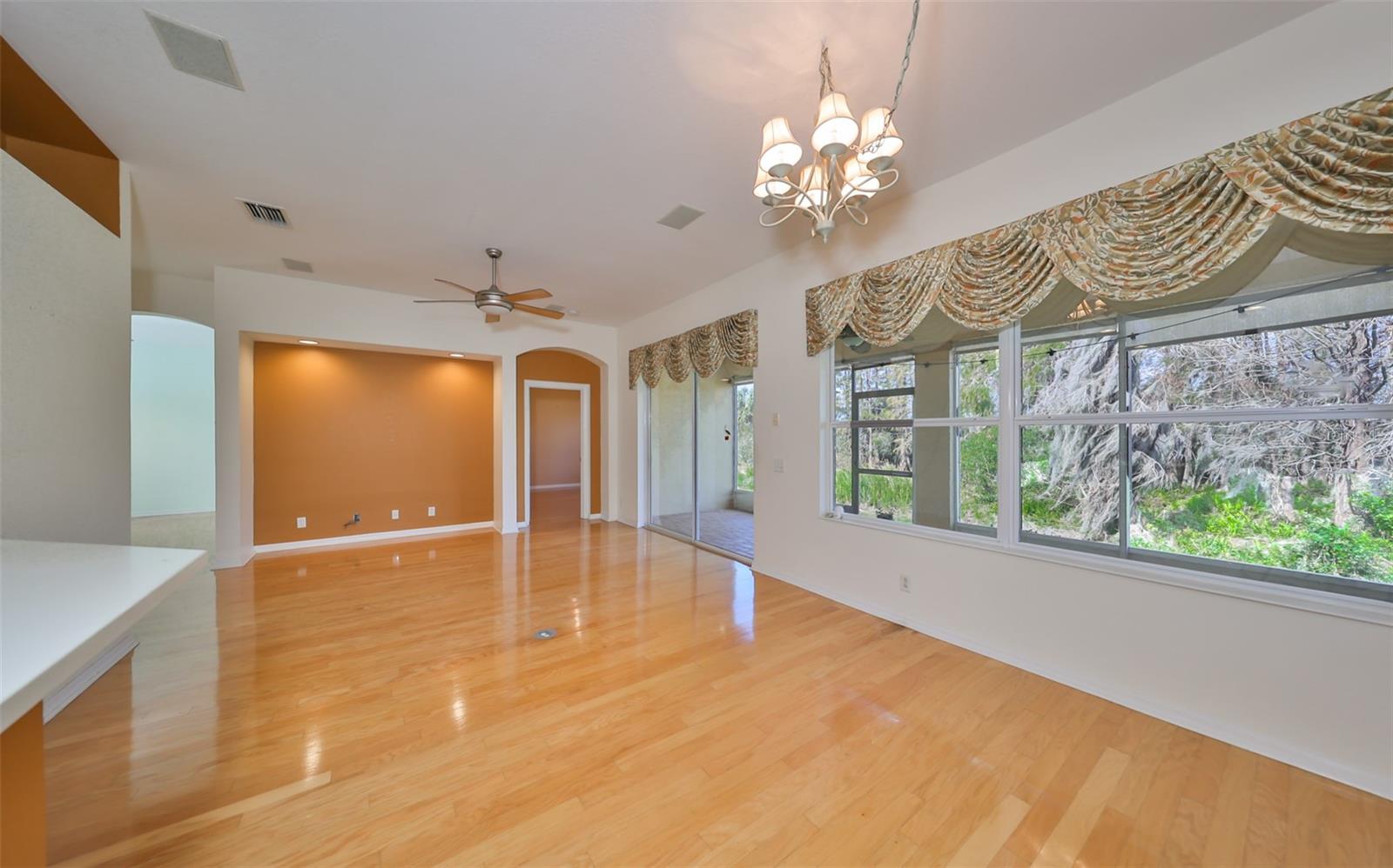 1123 EMERALD DUNES DR, SUN CITY CENTER, FL, 33573