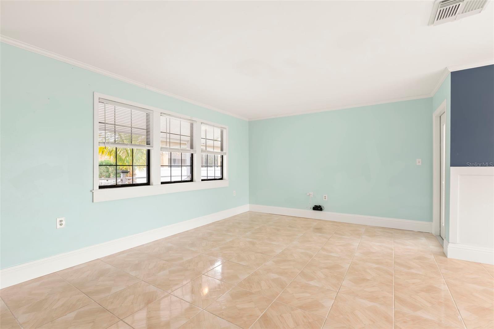 736 SHORE DR E, OLDSMAR, FL, 34677