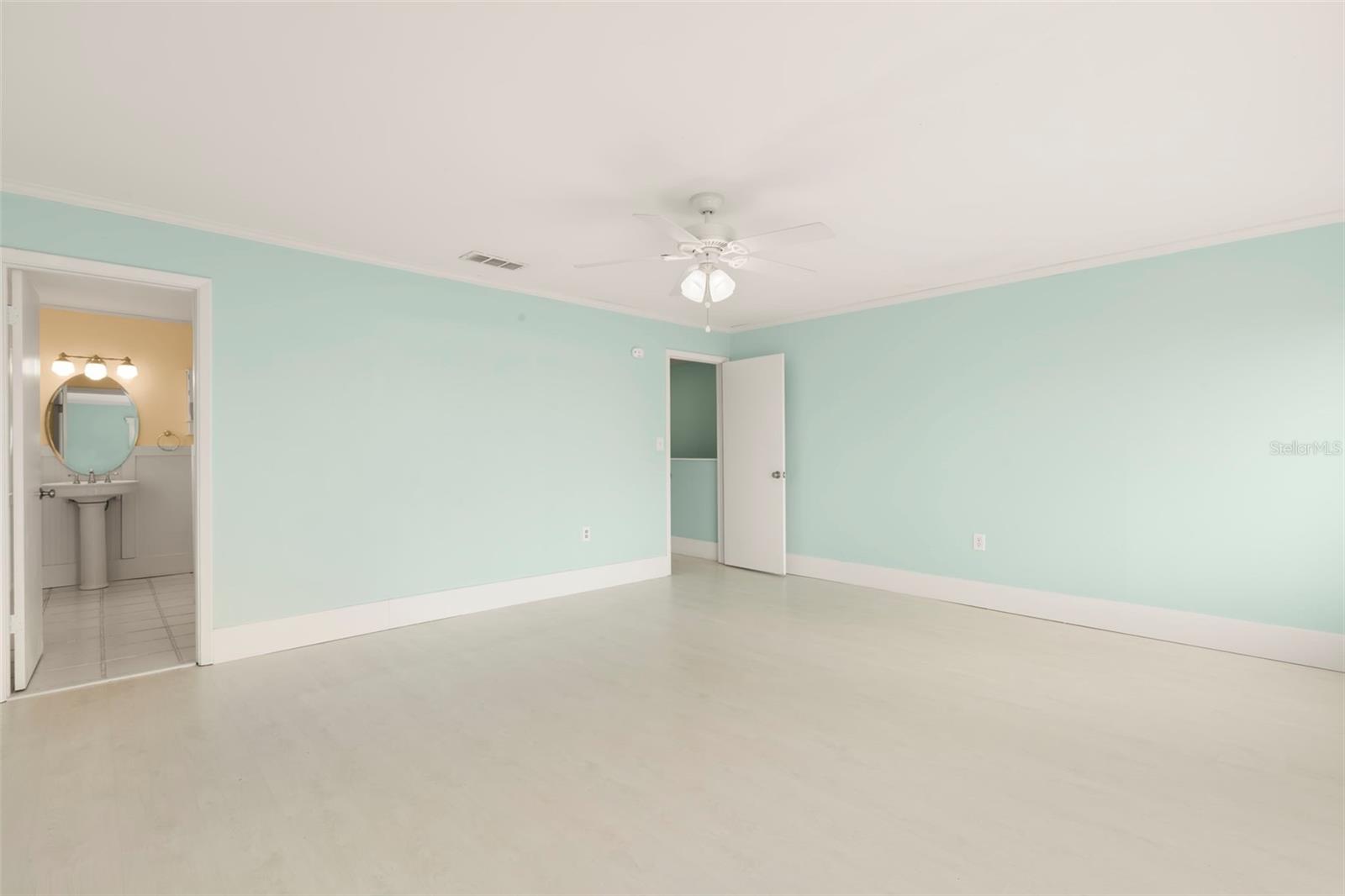 736 SHORE DR E, OLDSMAR, FL, 34677