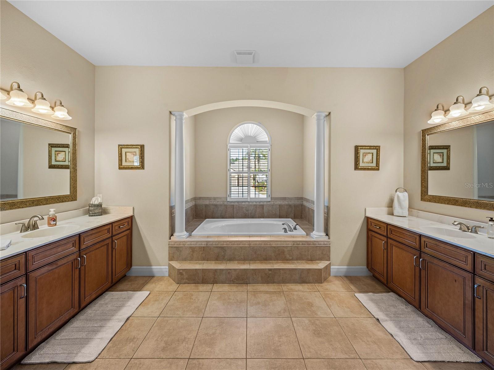 1111 CARRIAGE PARK DR, VALRICO, FL, 33594