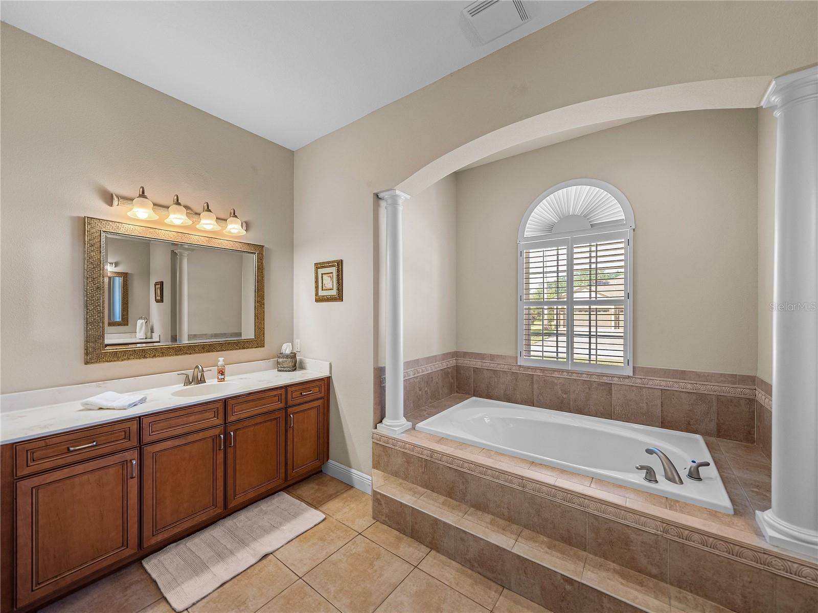 1111 CARRIAGE PARK DR, VALRICO, FL, 33594