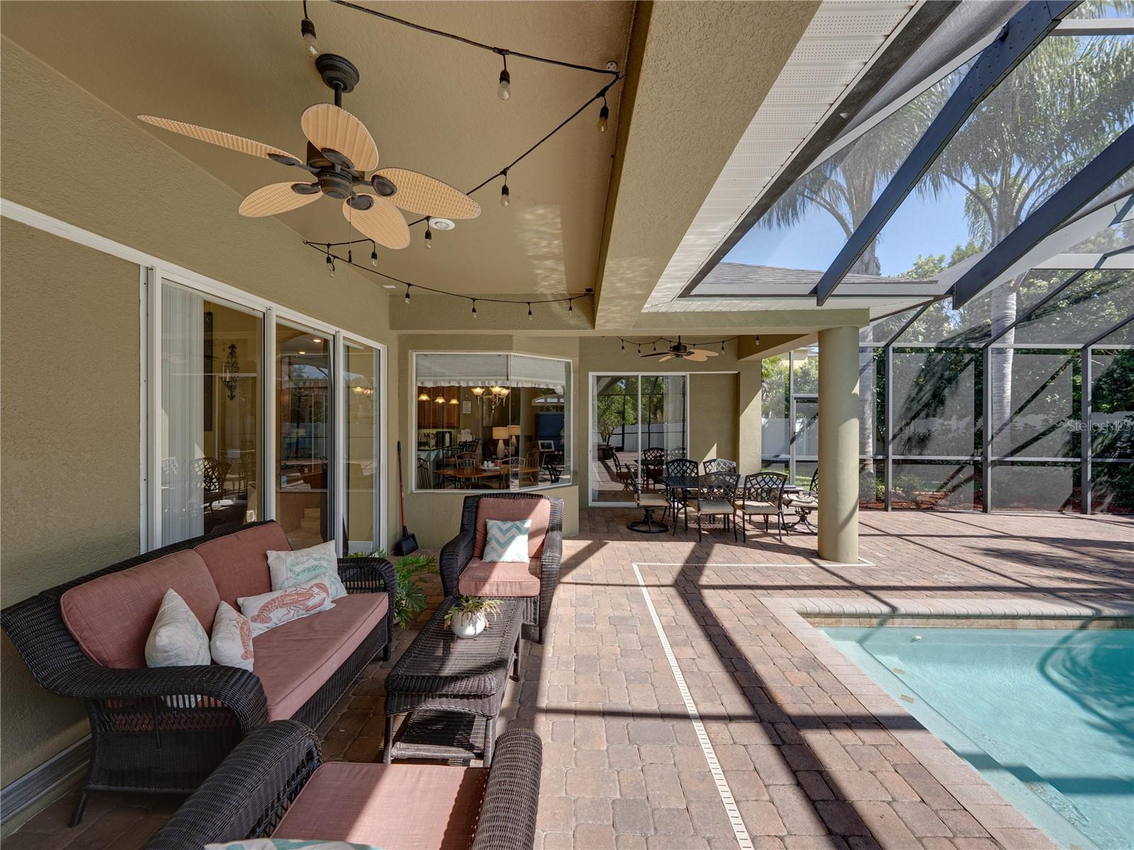 1111 CARRIAGE PARK DR, VALRICO, FL, 33594