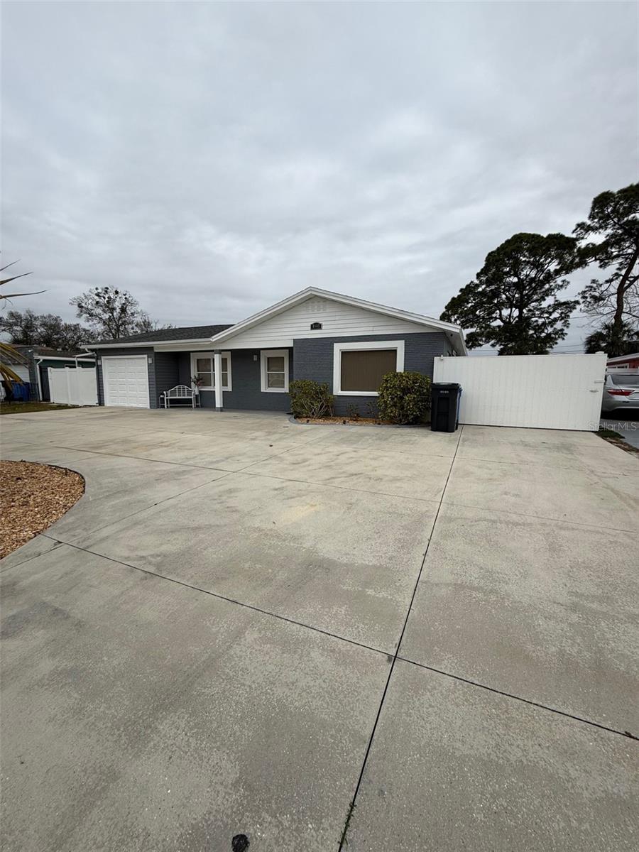 8105 TANGLEWOOD LN, TAMPA, FL, 33615