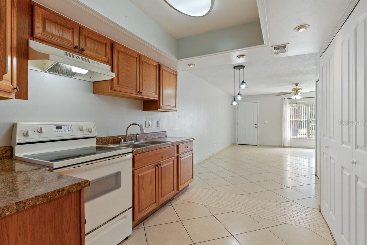 33 W COUNTRY COVE WAY, KISSIMMEE, FL, 34743