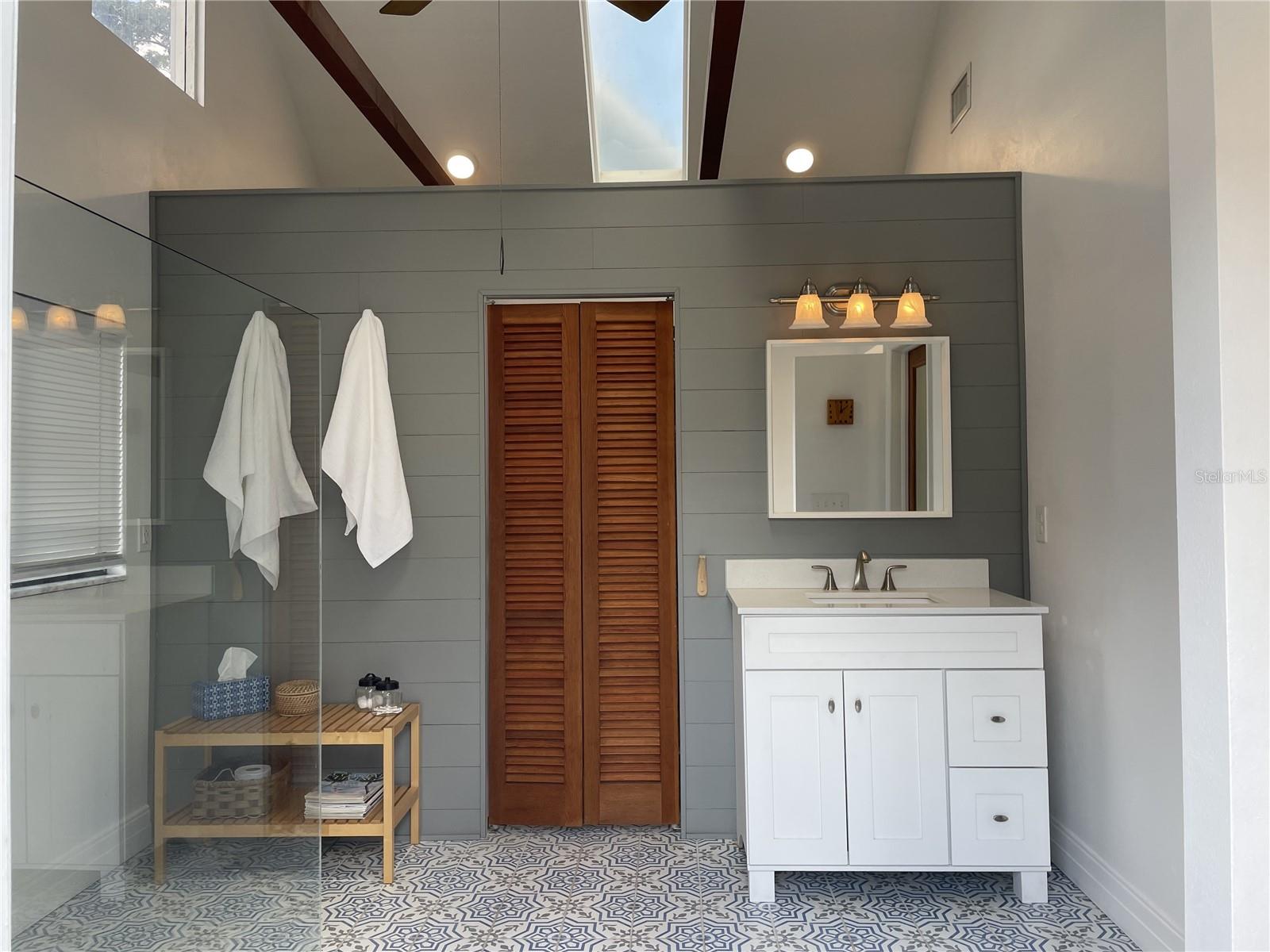 2327 WOODLAWN CIR E, ST PETERSBURG, FL, 33704