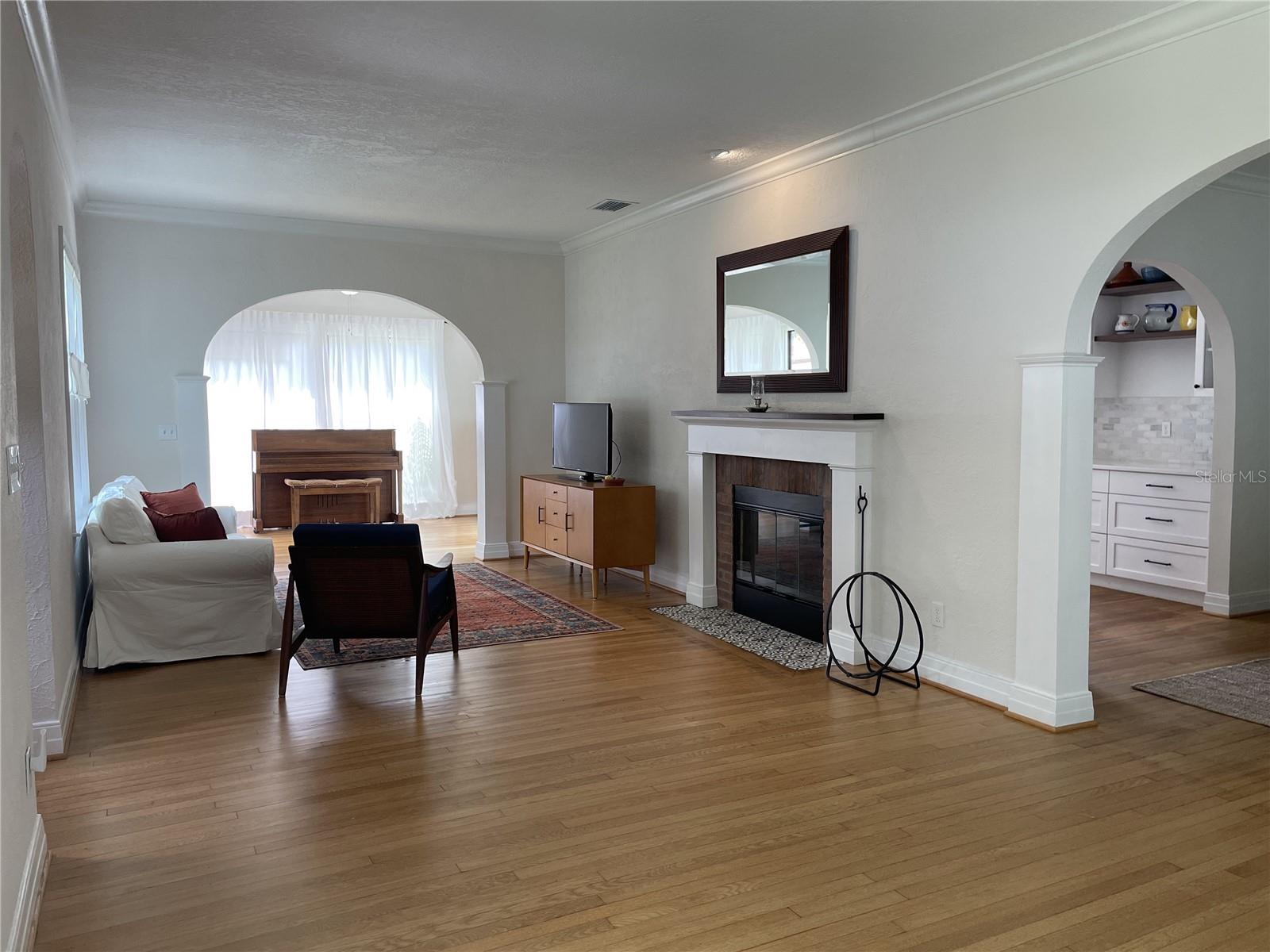 2327 WOODLAWN CIR E, ST PETERSBURG, FL, 33704