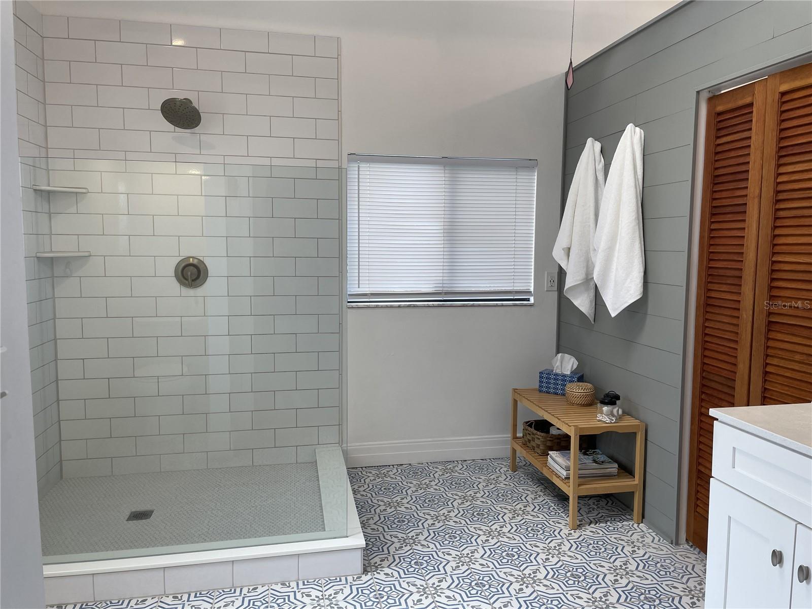 2327 WOODLAWN CIR E, ST PETERSBURG, FL, 33704