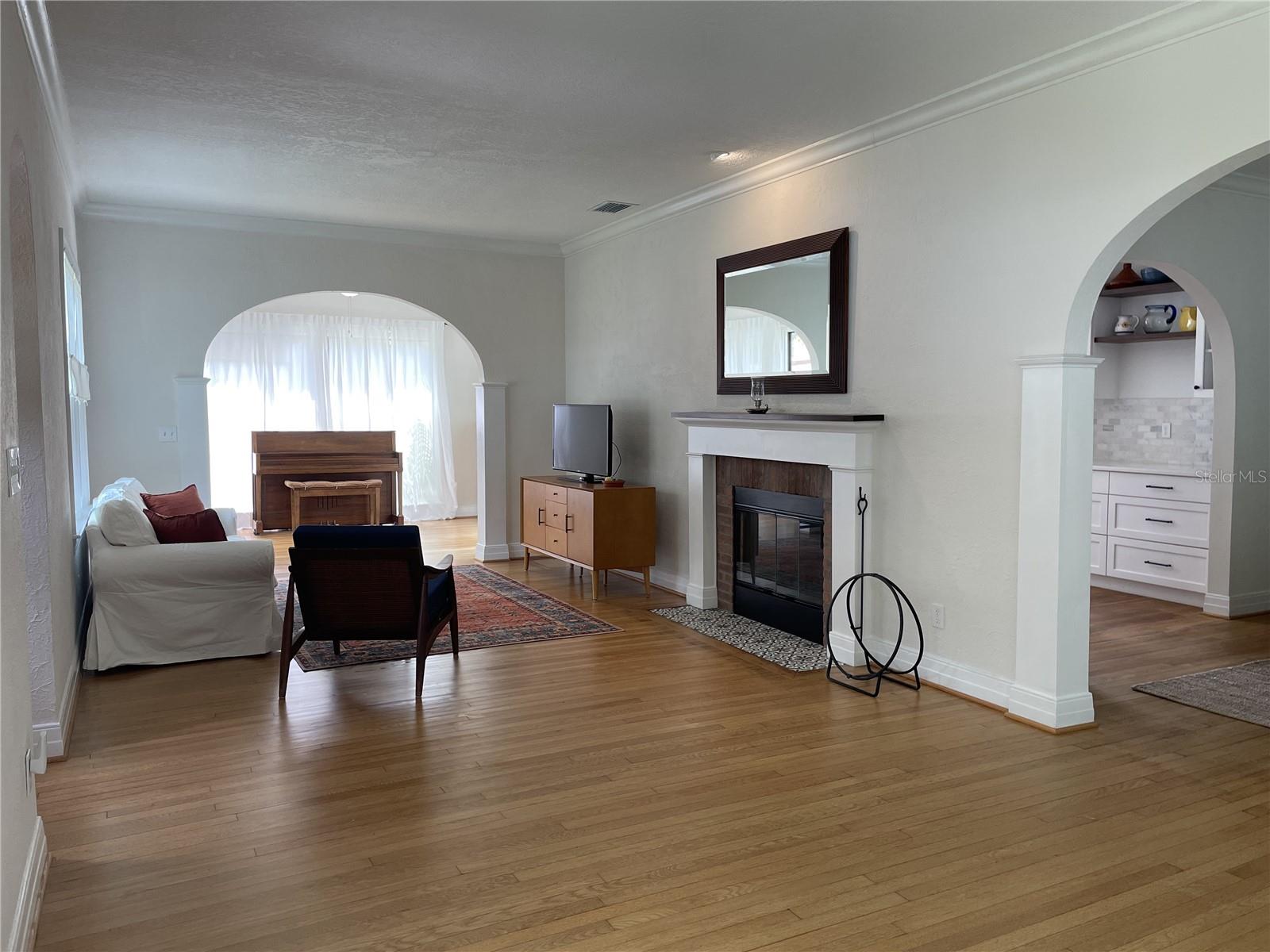 2327 WOODLAWN CIR E, ST PETERSBURG, FL, 33704