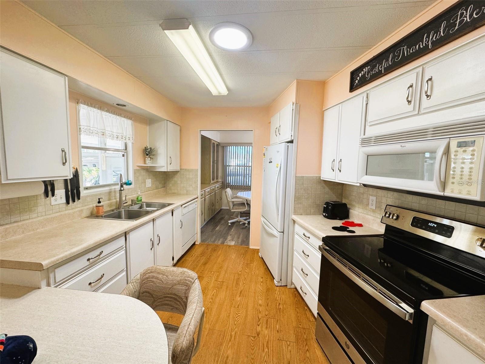 R4908835 Property Photo