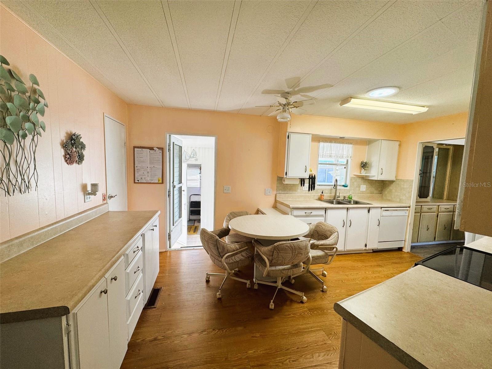 R4908835 Property Photo