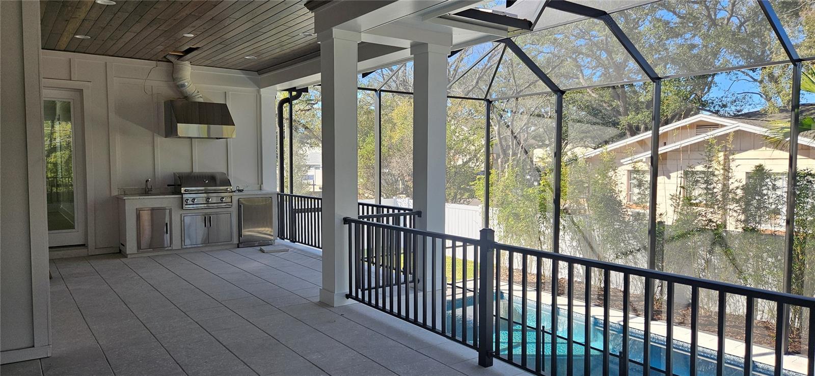 TB8347898 Property Photo