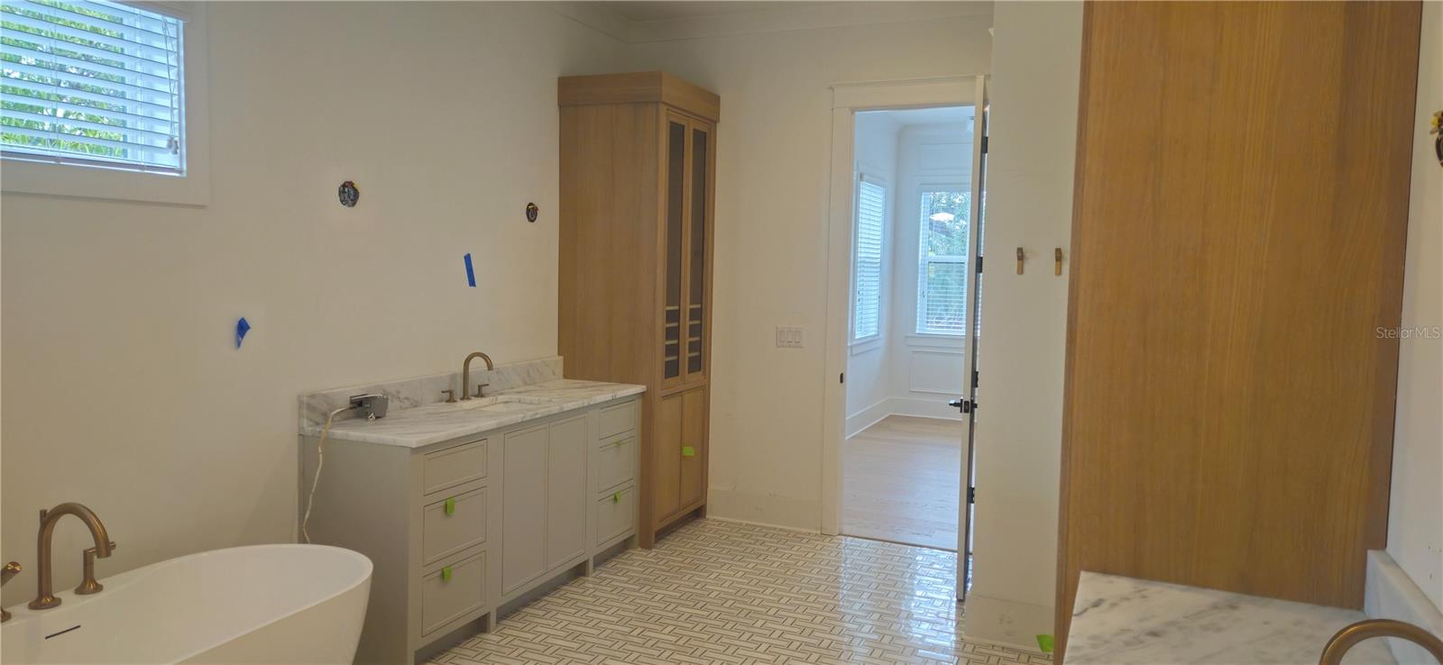 TB8347898 Property Photo