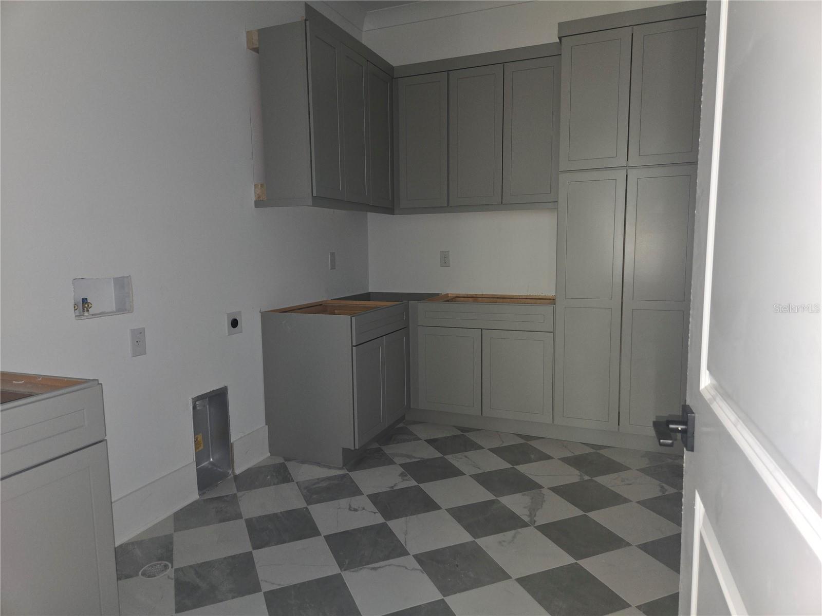 TB8347898 Property Photo