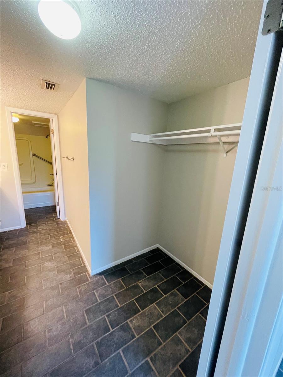 200 COUNTRY CLUB DR #407, LARGO, FL, 33771