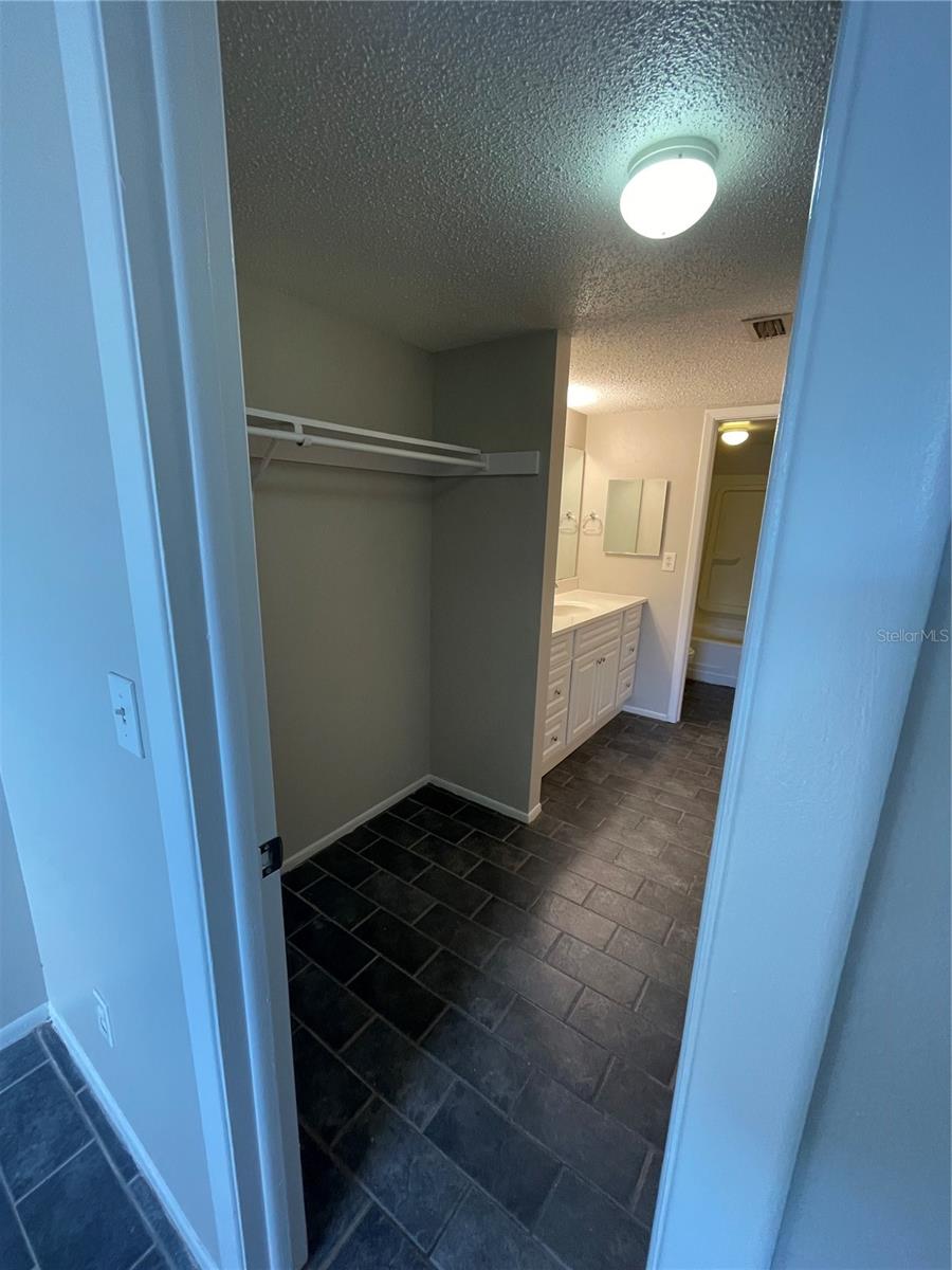 200 COUNTRY CLUB DR #407, LARGO, FL, 33771