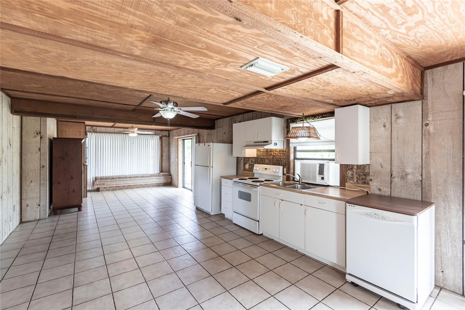 8677 WHISPERING PINES DR, ST JAMES CITY, FL, 33956