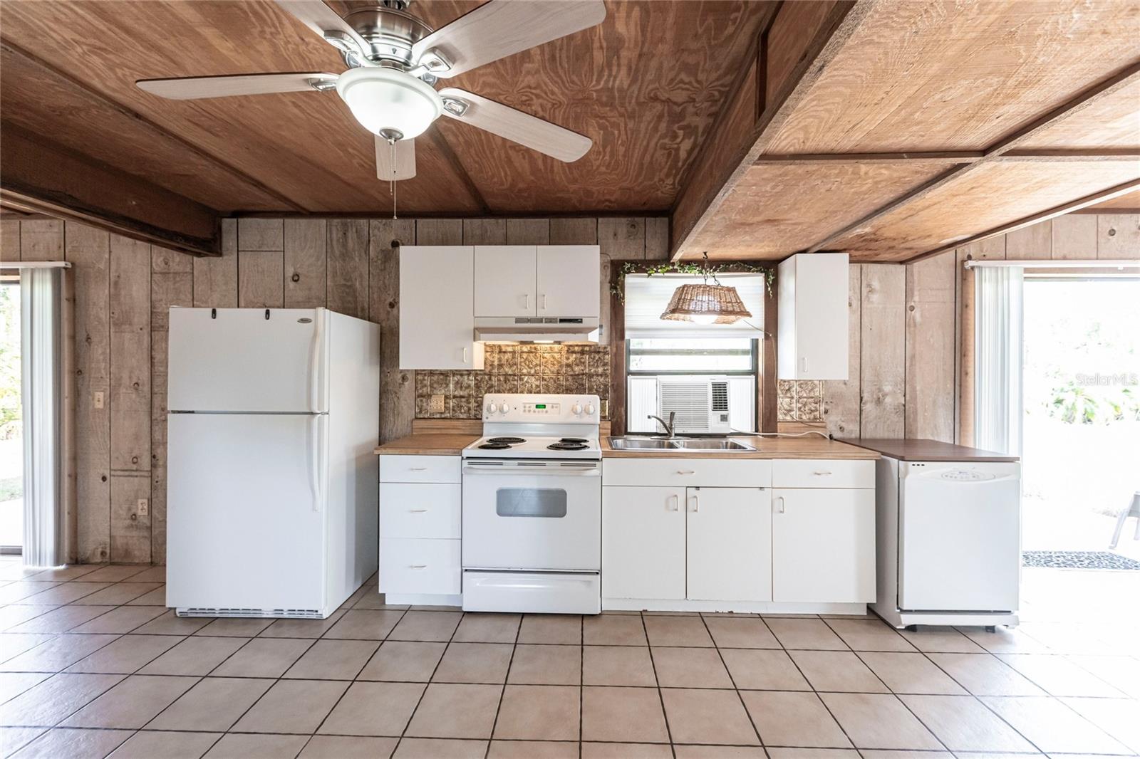 8677 WHISPERING PINES DR, ST JAMES CITY, FL, 33956