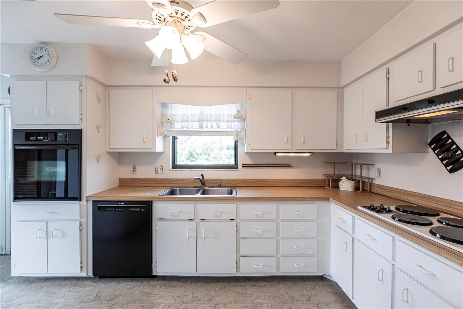 8677 WHISPERING PINES DR, ST JAMES CITY, FL, 33956