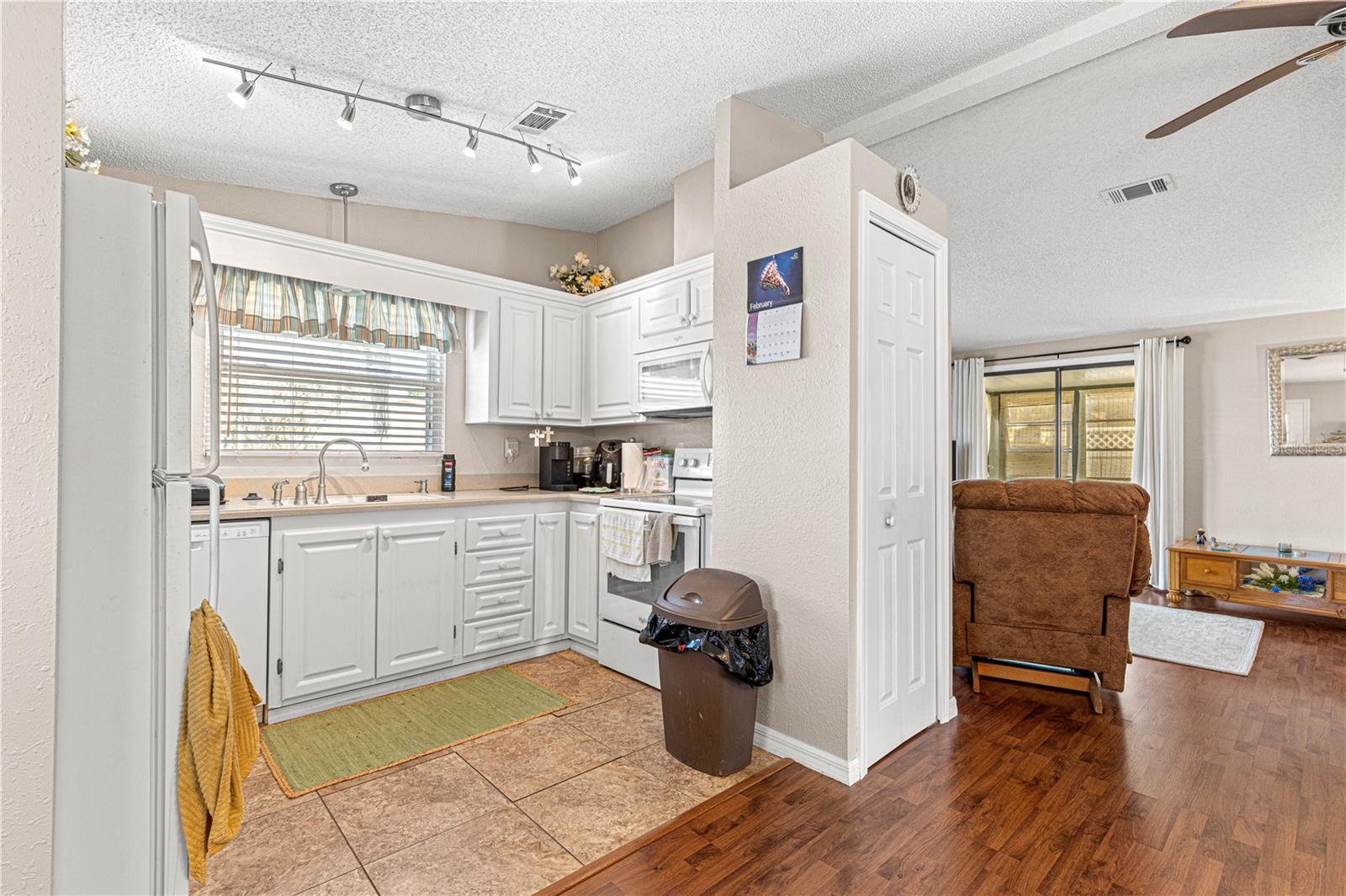 1854 W SCHWARTZ BLVD, LADY LAKE, FL, 32159