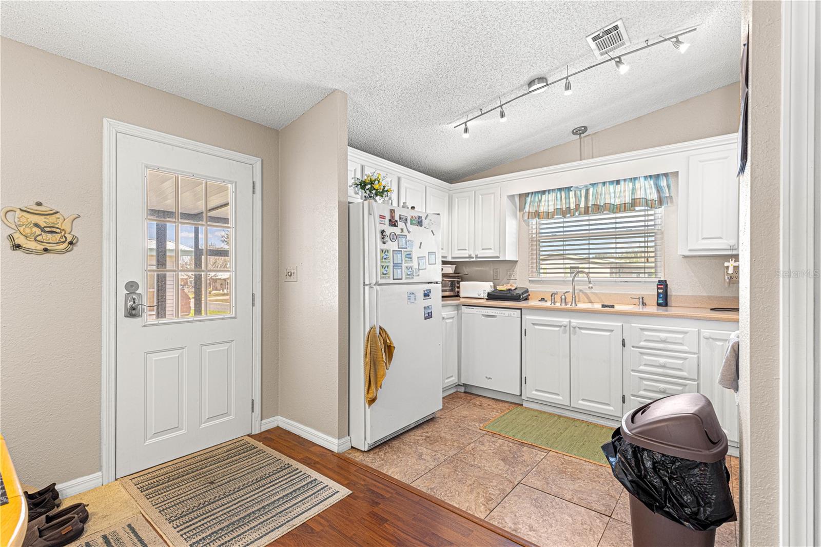 1854 W SCHWARTZ BLVD, LADY LAKE, FL, 32159