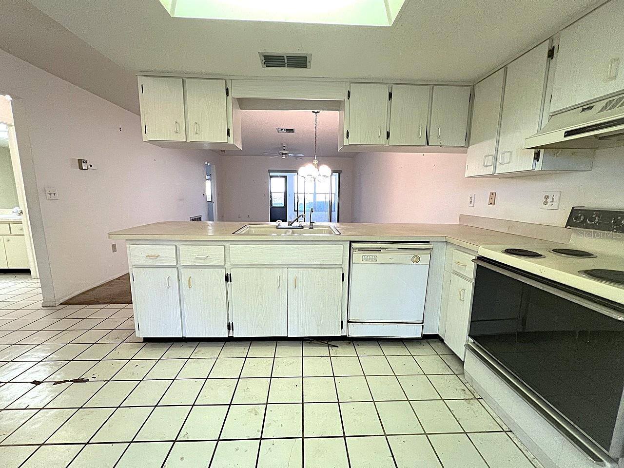 W7872601 Property Photo