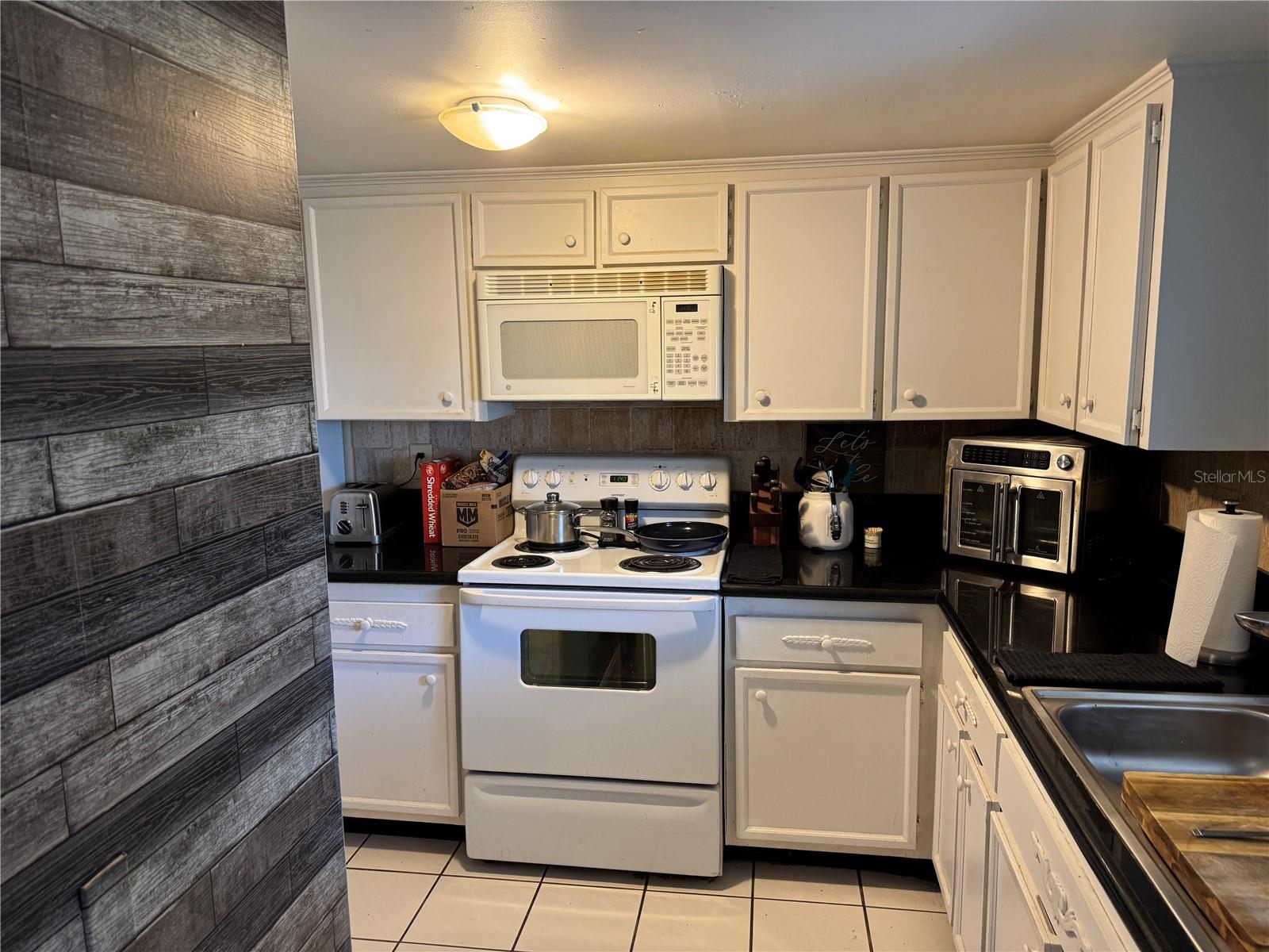 2944 W BAY DR #104, BELLEAIR BLUFFS, FL, 33770