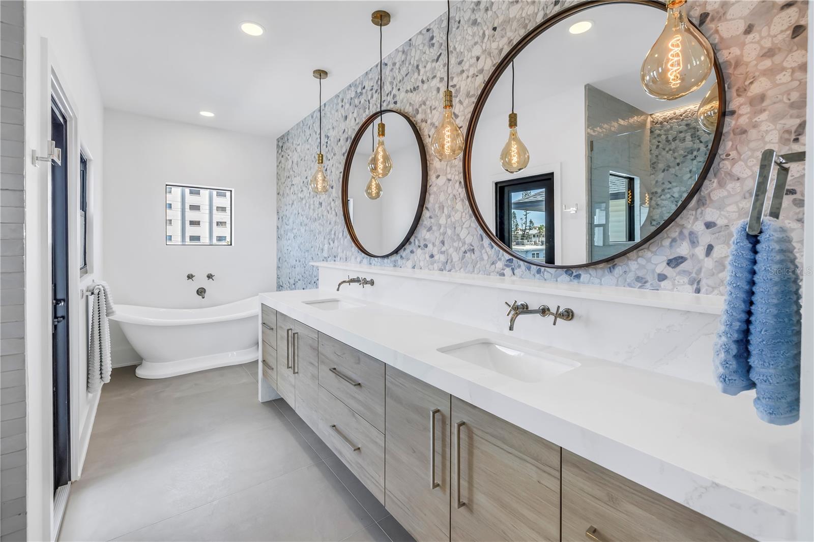 8505 BLIND PASS DR, TREASURE ISLAND, FL, 33706