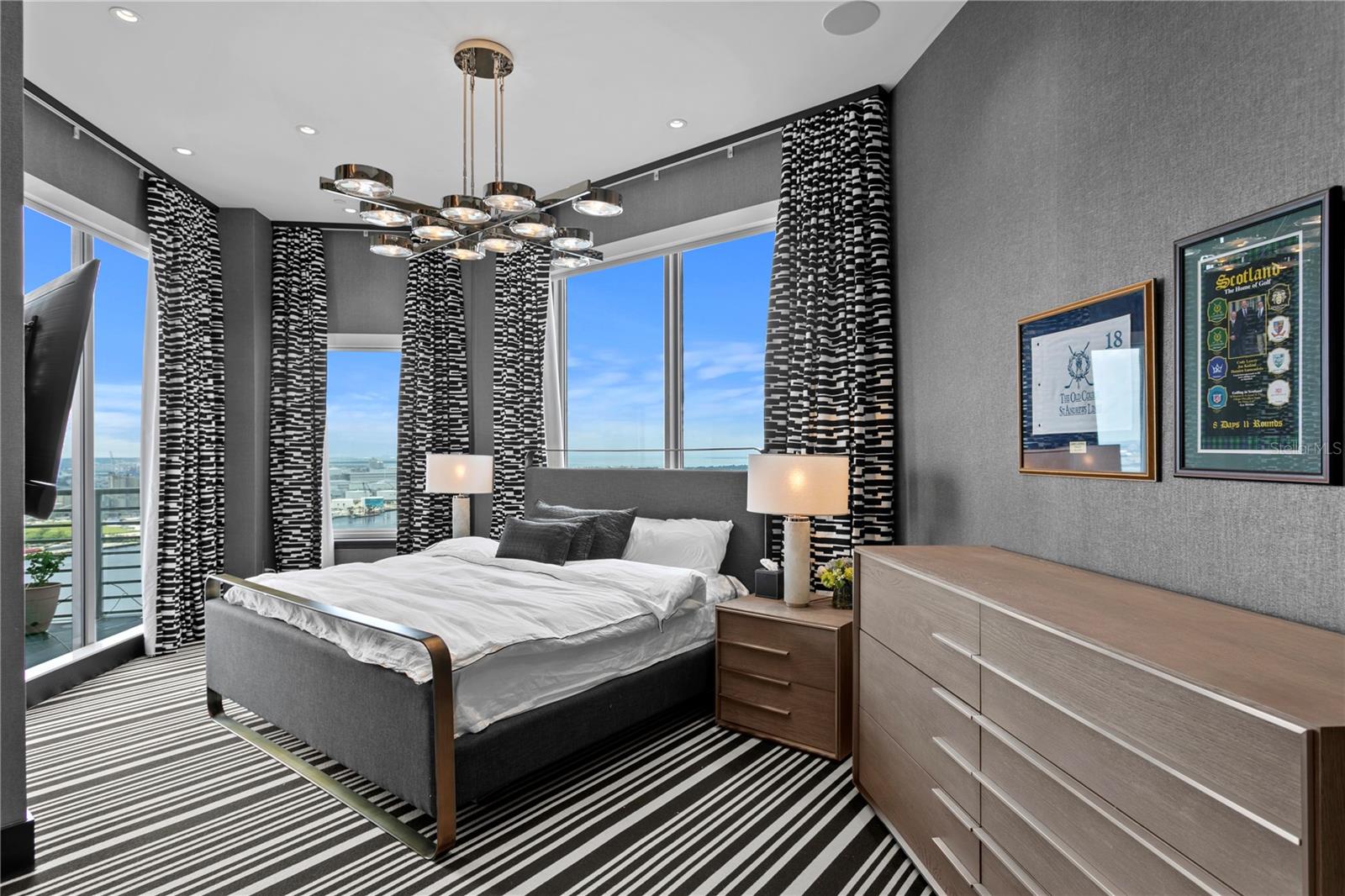 TB8352568 Property Photo