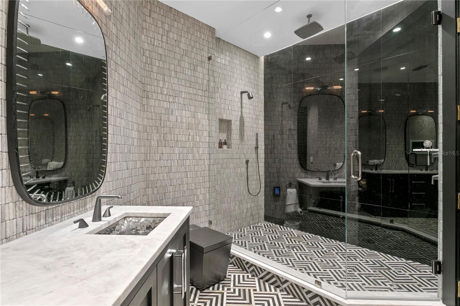 TB8352568 Property Photo